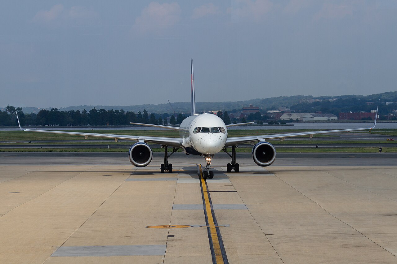 Delta Air Lines (#DAL): Летим в премиум-классе, пока инвесторы молятся на цены за керосин // анализ отчета Q2FY2026 - Smart-Lab