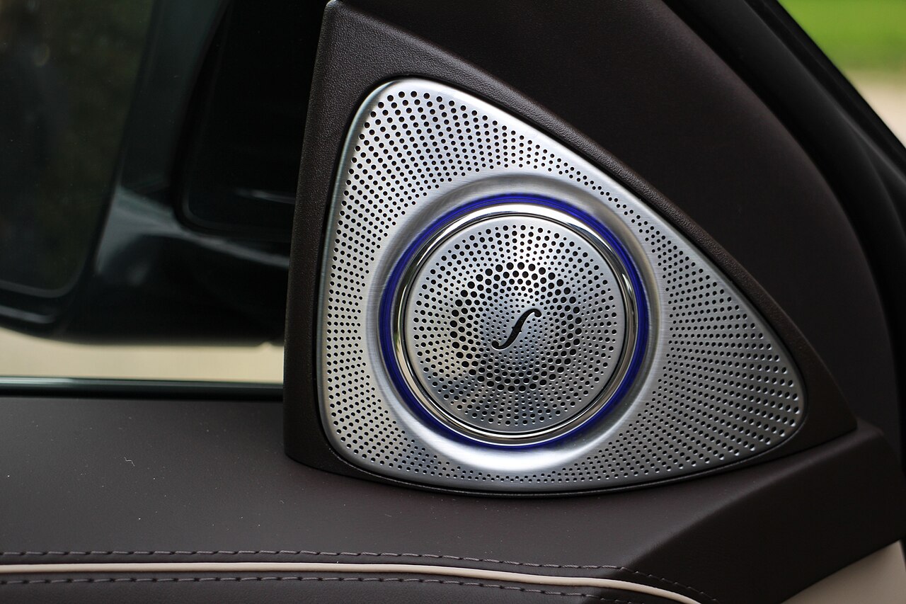Установка премиум акустики Burmester в Mercedes